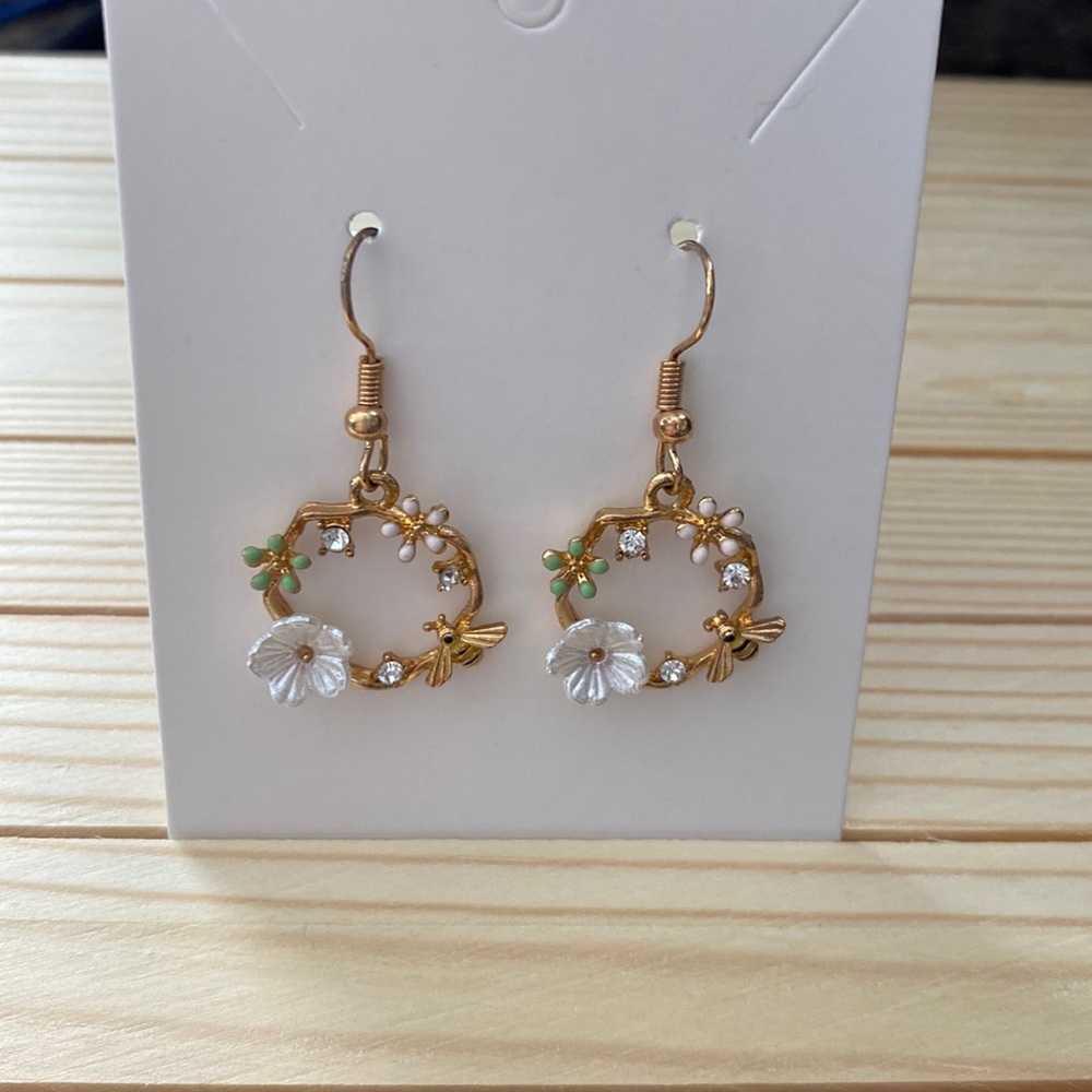 Cute wreath like earrings